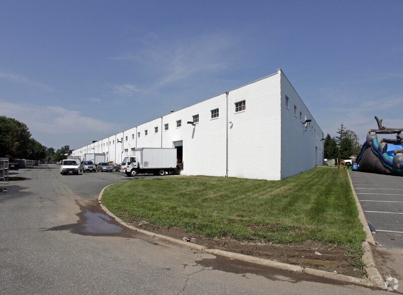 More Photos Of 17-39 Leslie Ct, Whippany Warehouse For Lease