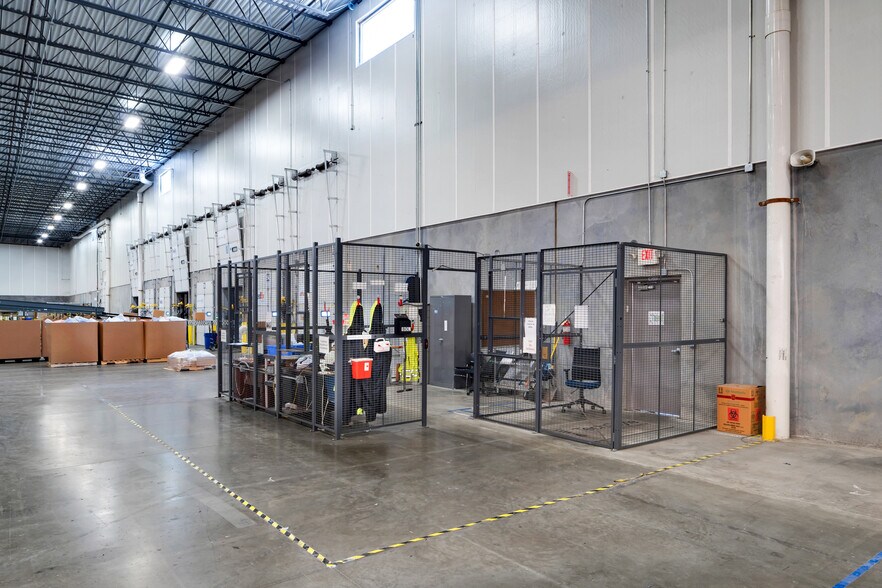 More Photos Of 7865 National Tpke, Louisville Distribution For Lease