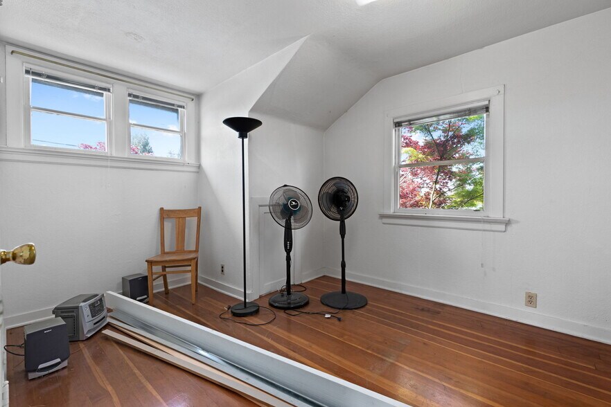 More Photos Of 16521 SE Powell St, Portland Loft Creative Space For Sale
