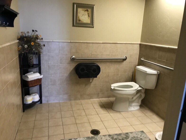 More Photos Of 3544 E 17th St, Ammon General Retail For Lease