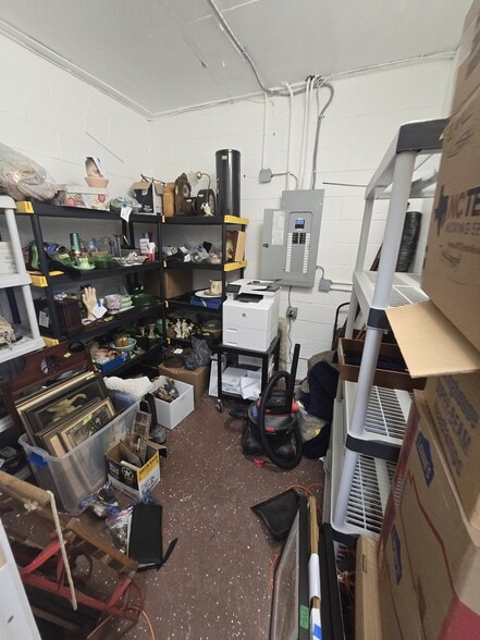 More Photos Of 726 1st Ave W, Hendersonville General Retail For Sale