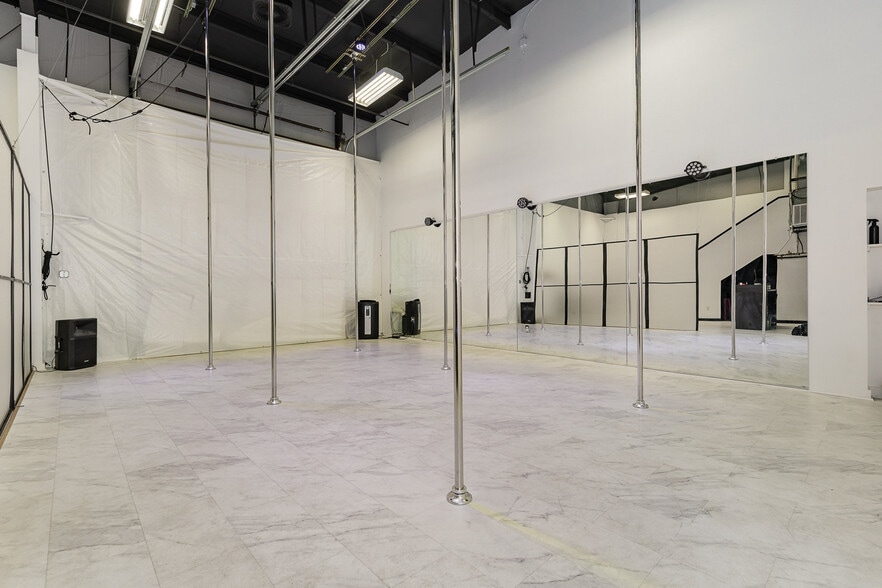 More Photos Of 100 Industrial Dr, Fredericksburg Showroom For Sale
