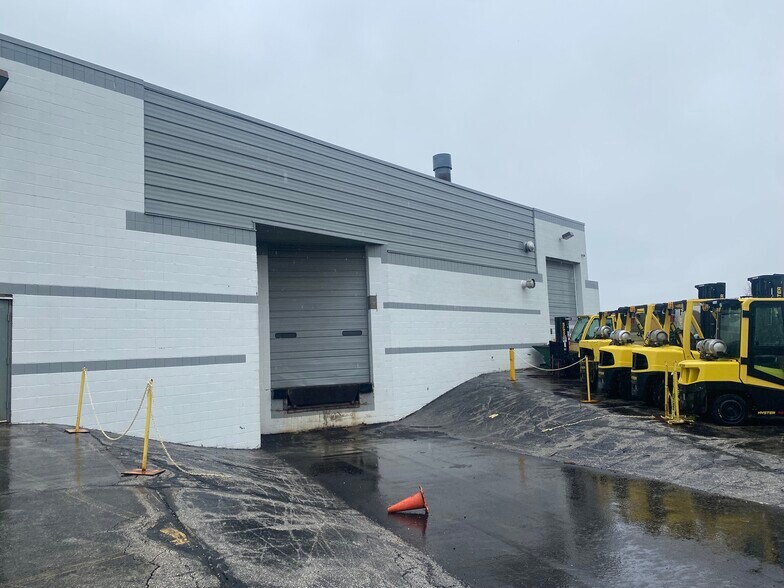 More Photos Of N50 W13824 Overview Dr, Menomonee Falls Warehouse For Sale