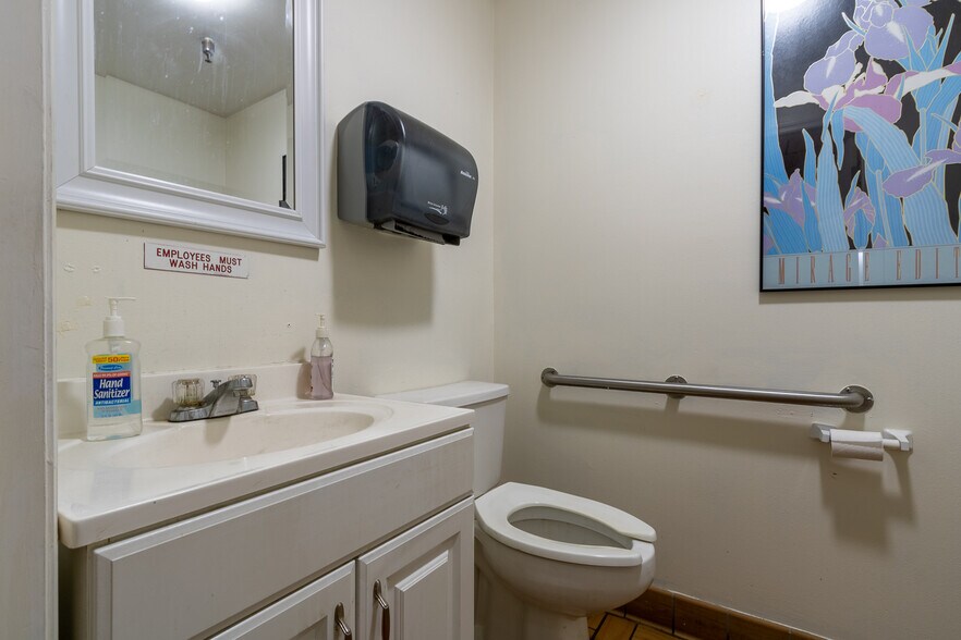 More Photos Of 2441 NW 43rd St, Gainesville Storefront For Sale