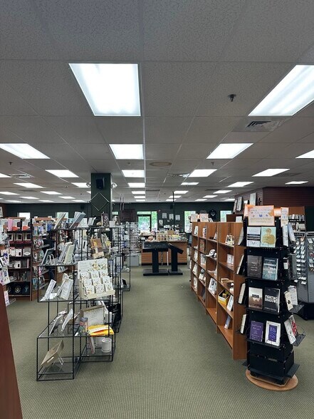 More Photos Of 522 Amherst St, Nashua Showroom For Lease