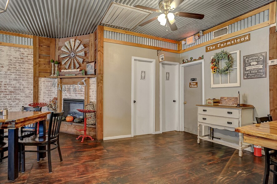 More Photos Of 117 S Franklin St, Colbert Restaurant For Sale