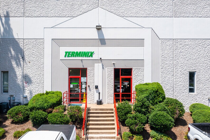 More Photos Of 10 Runway Rd, Levittown Warehouse For Lease