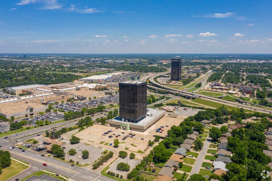 More Photos Of 1900 NW Expressway, Oklahoma City Office For Lease