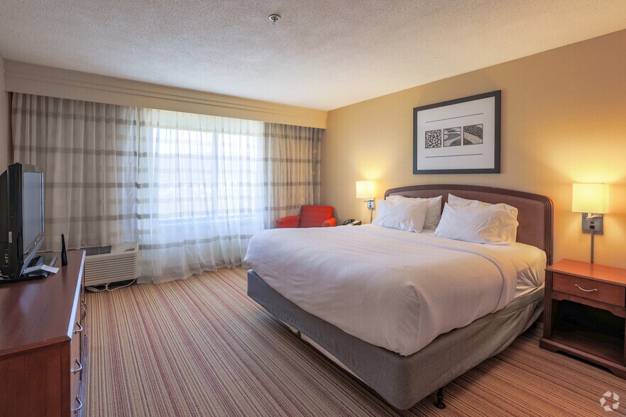 More Photos Of 2 Convention Center Dr, Altoona Hotel For Sale