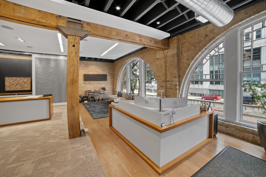 More Photos Of 220-230 W Kinzie St, Chicago Loft Creative Space For Lease