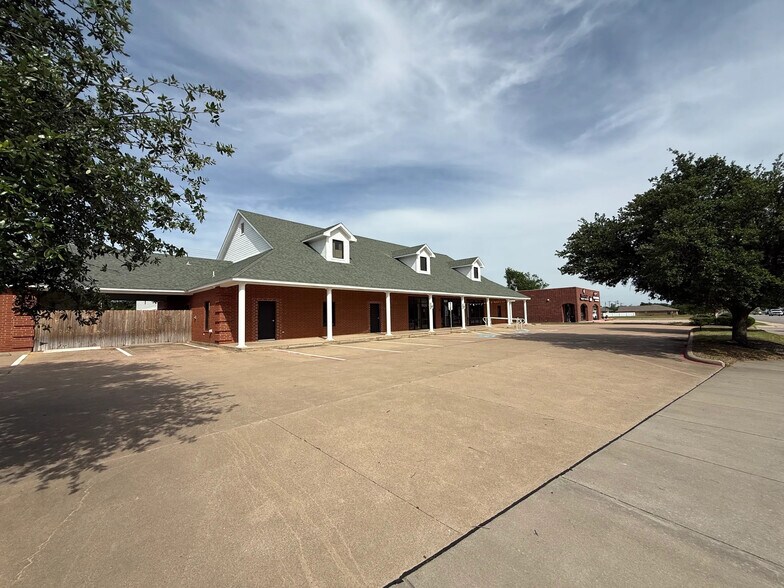 More Photos Of 604 N Nolan River Rd, Cleburne Freestanding For Sale