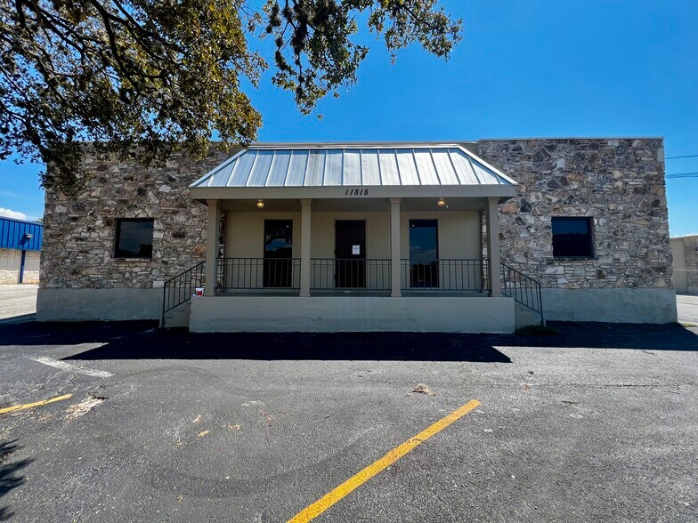 Primary Photo Of 11818 Warfield St, San Antonio Service For Lease