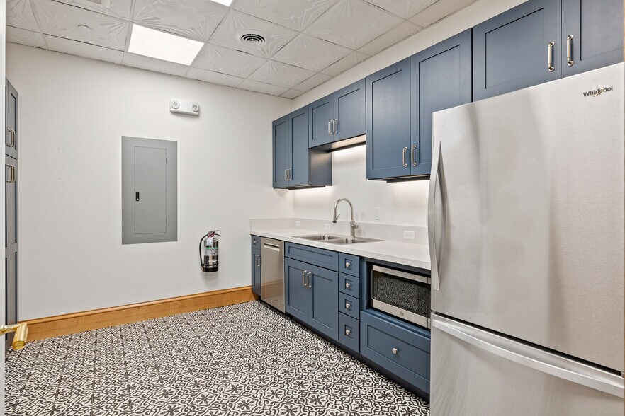 More Photos Of 22 Grinnell Plz, Sheridan General Retail For Lease