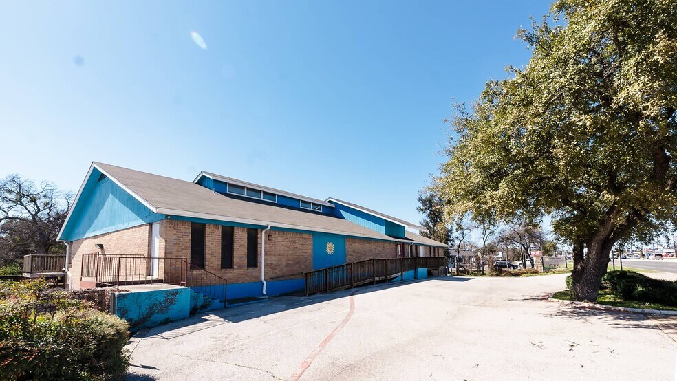 More Photos Of 751 S Bell Blvd, Cedar Park General Retail For Sale