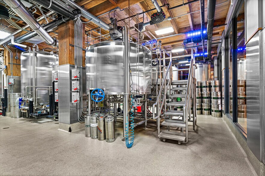 More Photos Of 325 S Lake Ave, Duluth Hotel For Lease