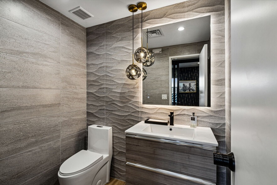 More Photos Of 5703-5705 Edgemoor Dr, Houston Warehouse For Sale