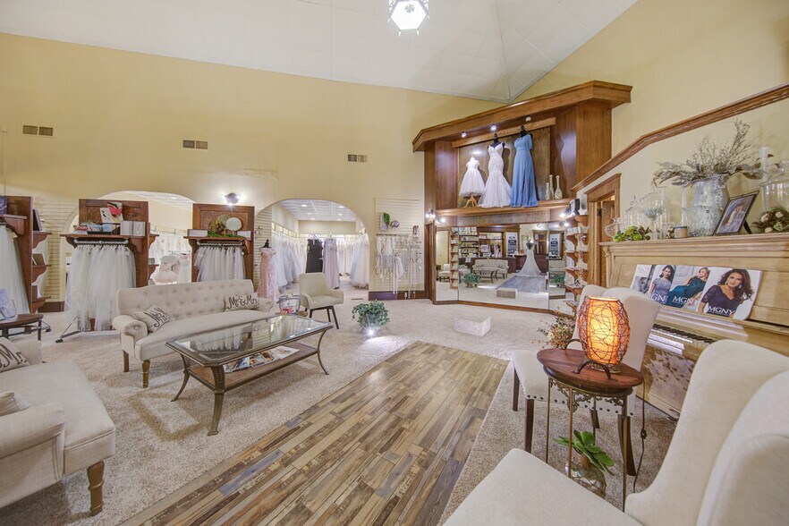 More Photos Of 2001 10th St, Emmetsburg General Retail For Sale