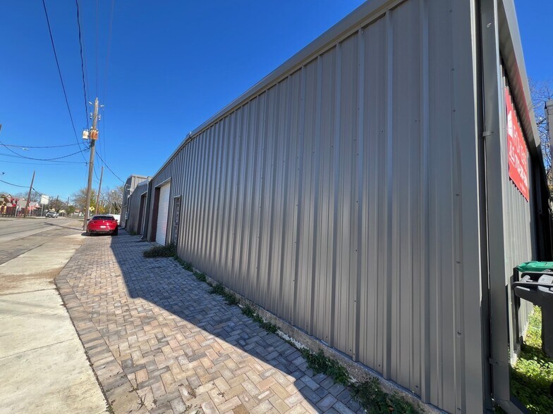 More Photos Of 301 Adams St, Houston Light Manufacturing For Sale