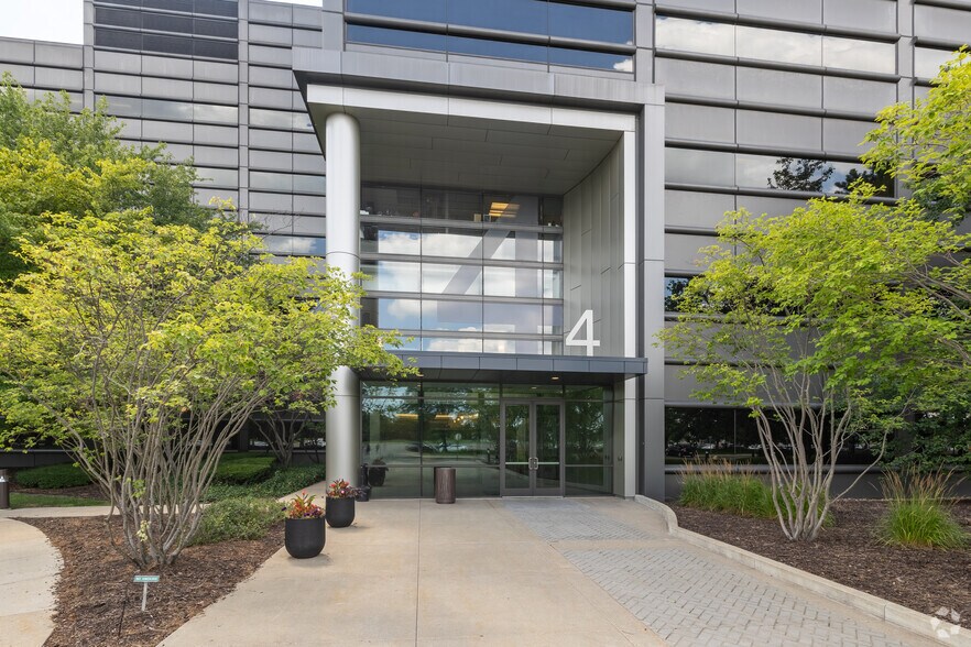 More Photos Of 4-6 Parklane Blvd, Dearborn Office For Lease