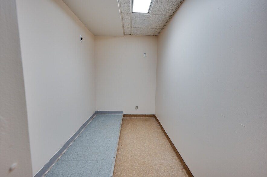 More Photos Of 154 Sturbridge Rd, Charlton Veterinarian Kennel For Lease