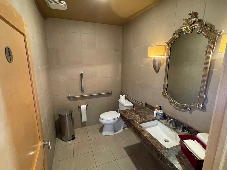 More Photos Of 4030-4032 Shoreline Dr, Spring Park Storefront Retail Office For Lease