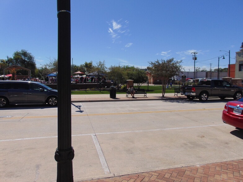 More Photos Of 218 W Texas Ave, Baytown Flex For Sale