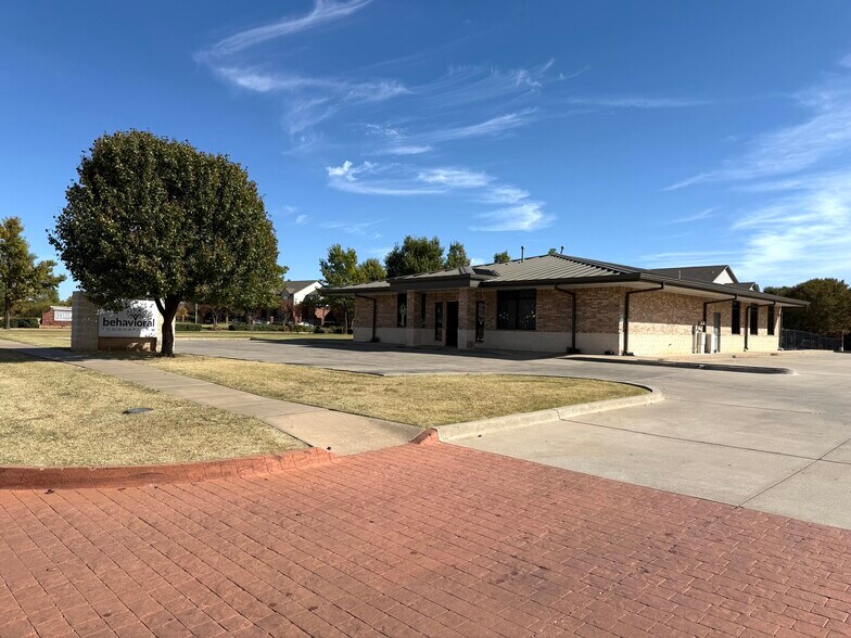 Primary Photo Of 520 Pointe Parkway Blvd, Yukon Medical For Sale