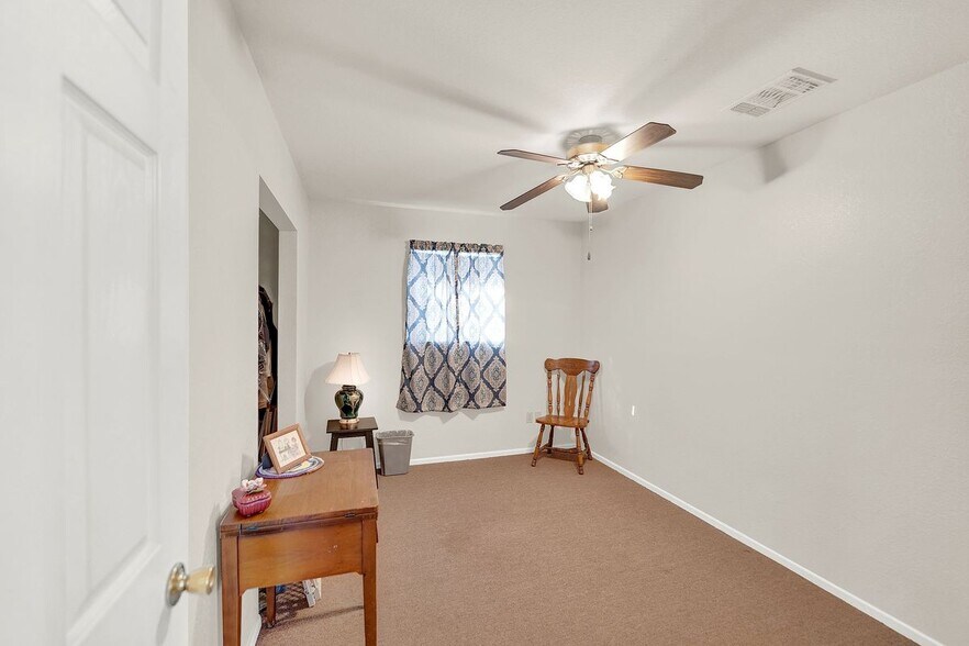 More Photos Of 389 Interstate 35 S, Devine Unknown For Lease