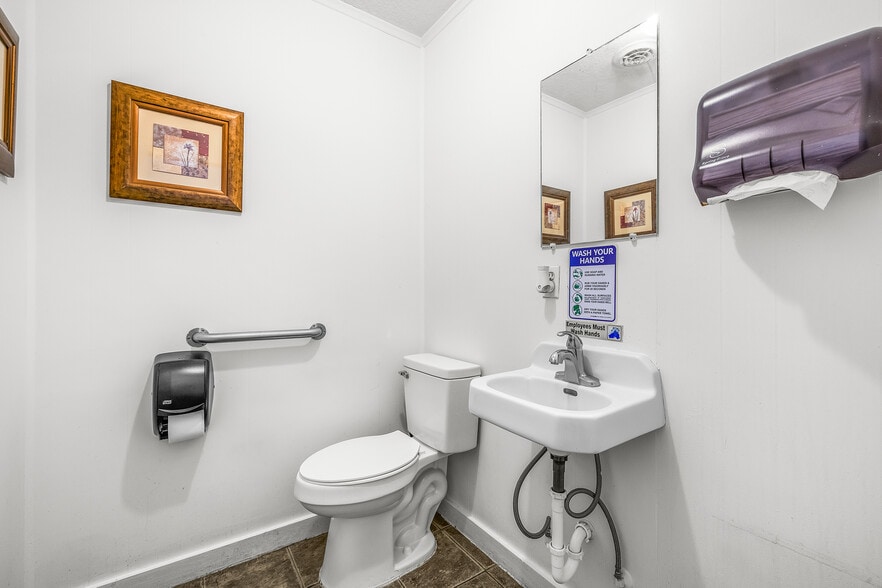 More Photos Of 697 W Cherry St, Jesup Restaurant For Sale