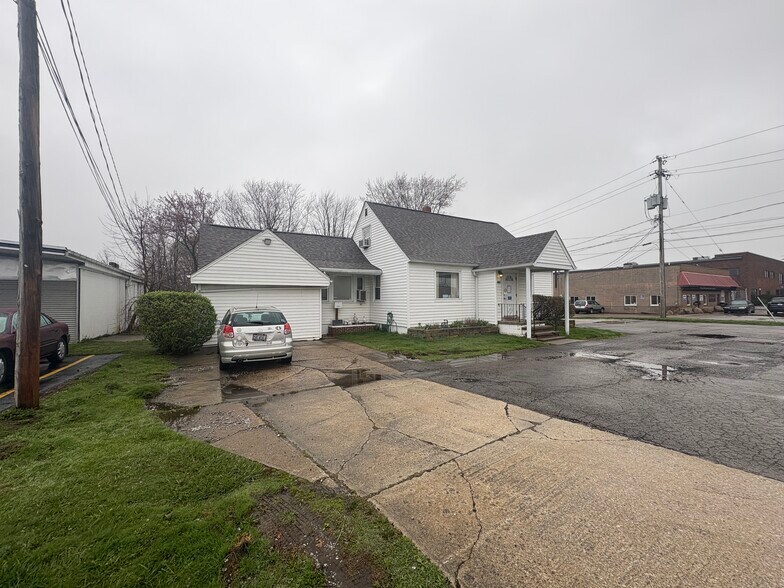 More Photos Of 7439 Tyler Blvd, Mentor Veterinarian Kennel For Sale