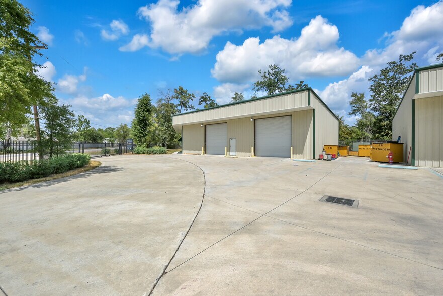 Primary Photo Of 1988-2000 Airport Rd, Conroe Unknown For Lease