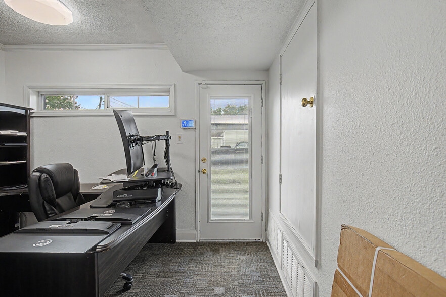 More Photos Of 1614 Holland St, Houston Office For Sale