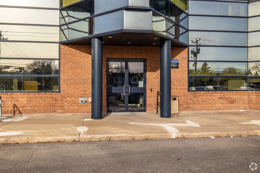More Photos Of 181 Boul Hymus, Pointe-claire Office Residential For Lease