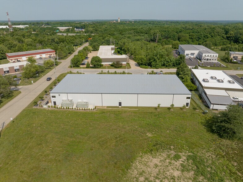 More Photos Of 421 NW Capital Dr, Lee's Summit Warehouse For Lease