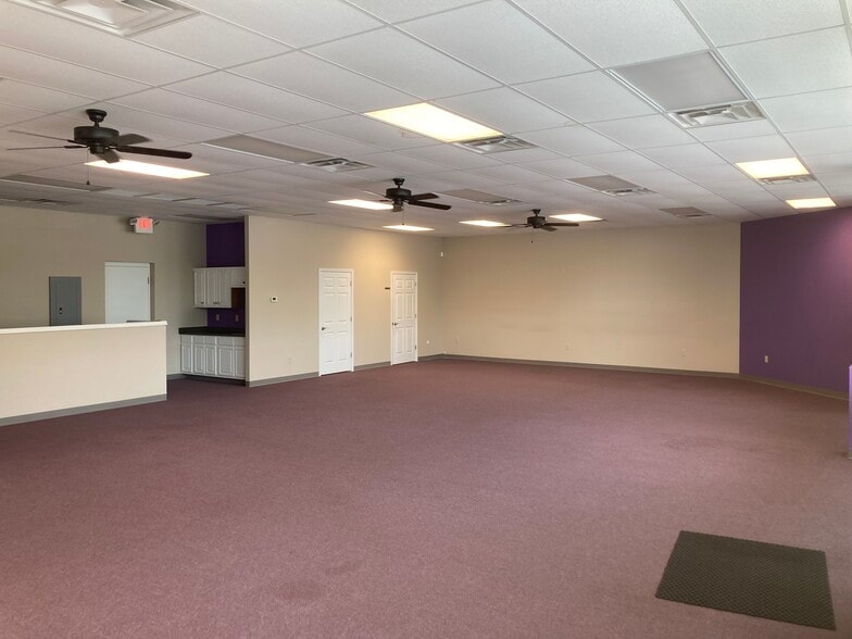 More Photos Of 1074 Pedigo Way, Bowling Green Storefront Retail Office For Lease