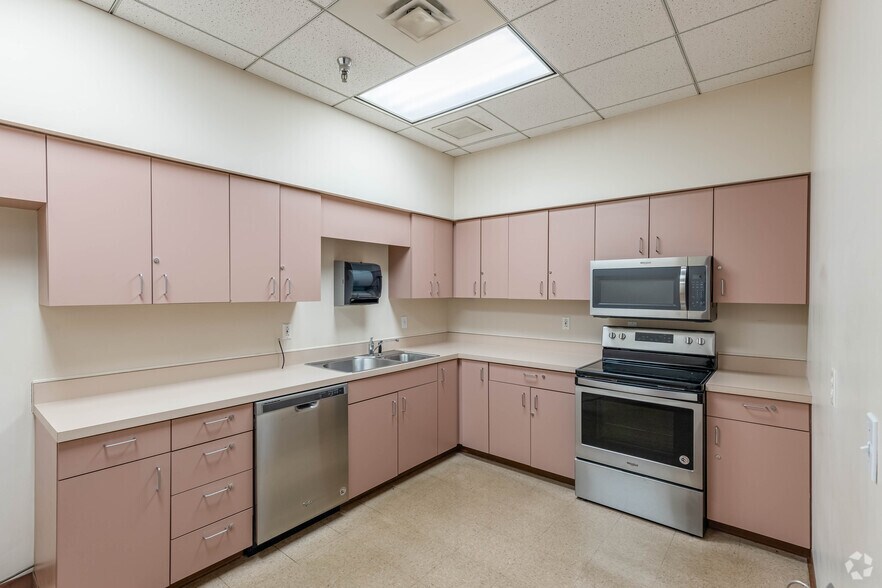 More Photos Of 615 Epsilon Dr, Pittsburgh Light Manufacturing For Sale