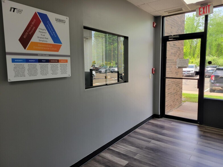 More Photos Of 14 Airport Park Rd, East Granby Light Manufacturing For Lease