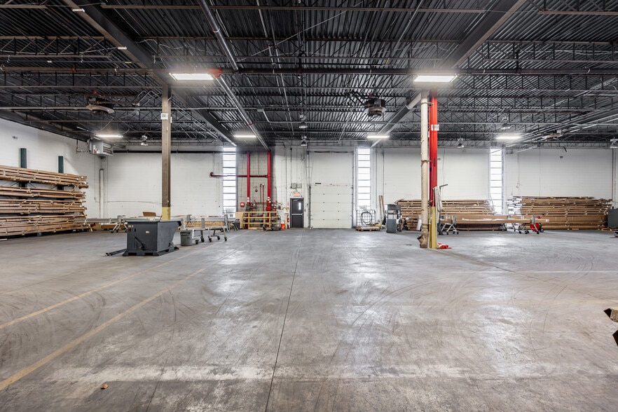 More Photos Of 1000 Boul Saint-Martin O, Laval Warehouse For Lease