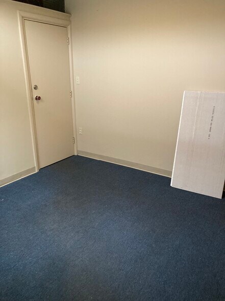 More Photos Of 935 S Iowa St, Lawrence Office For Sale