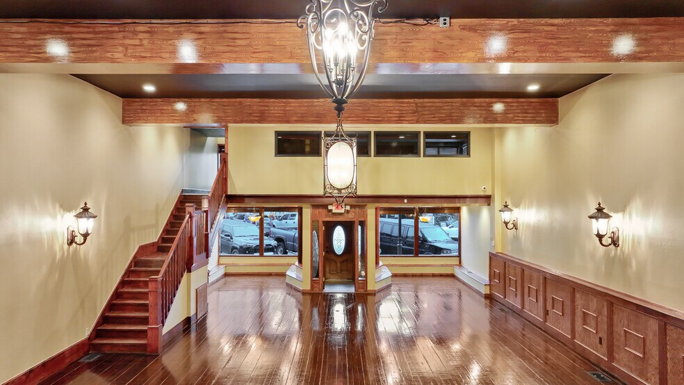 More Photos Of 117 W Walnut St, Rogers Restaurant For Lease