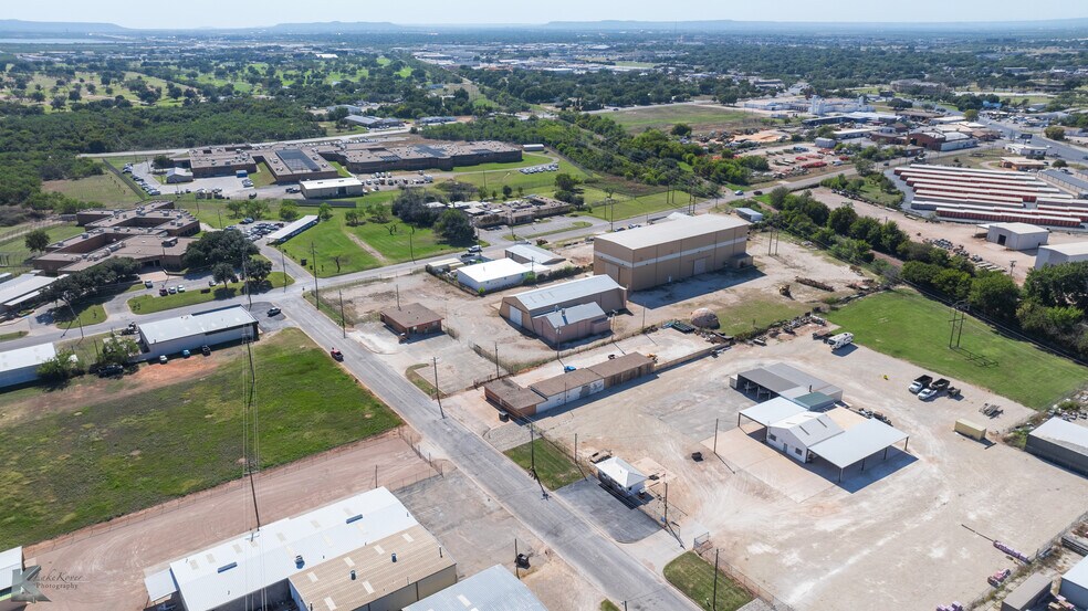 Primary Photo Of 2024 Oak St st, Abilene Manufacturing For Sale
