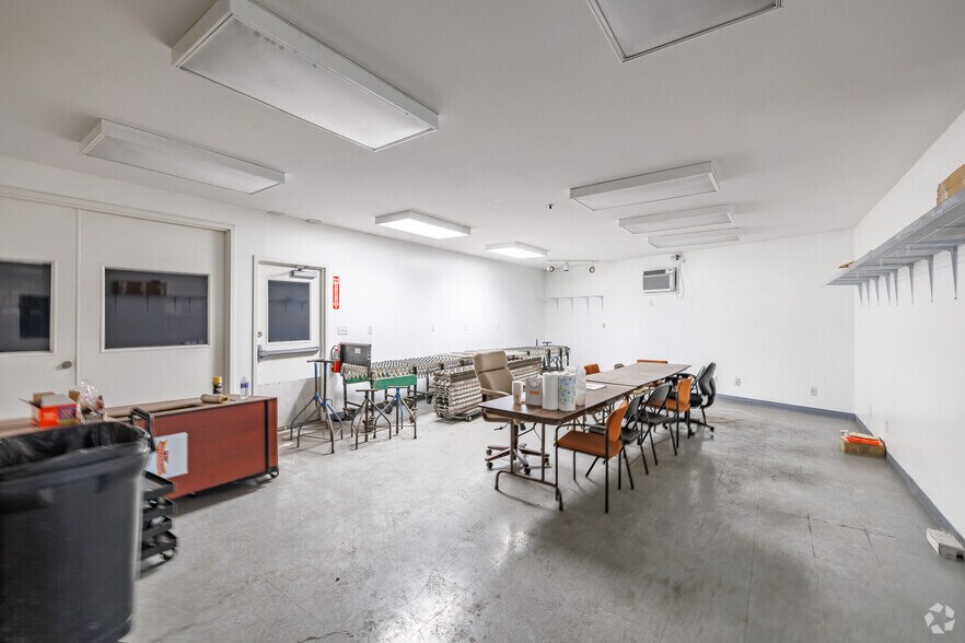 More Photos Of 151 Midler Park Dr, Syracuse Manufacturing For Sale