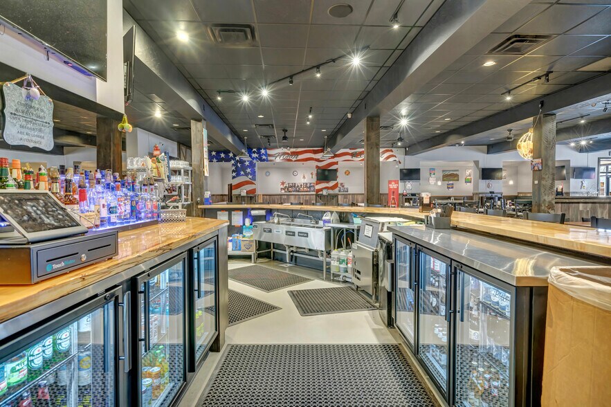 More Photos Of 53 N Howard Ave, Croswell Bar For Sale