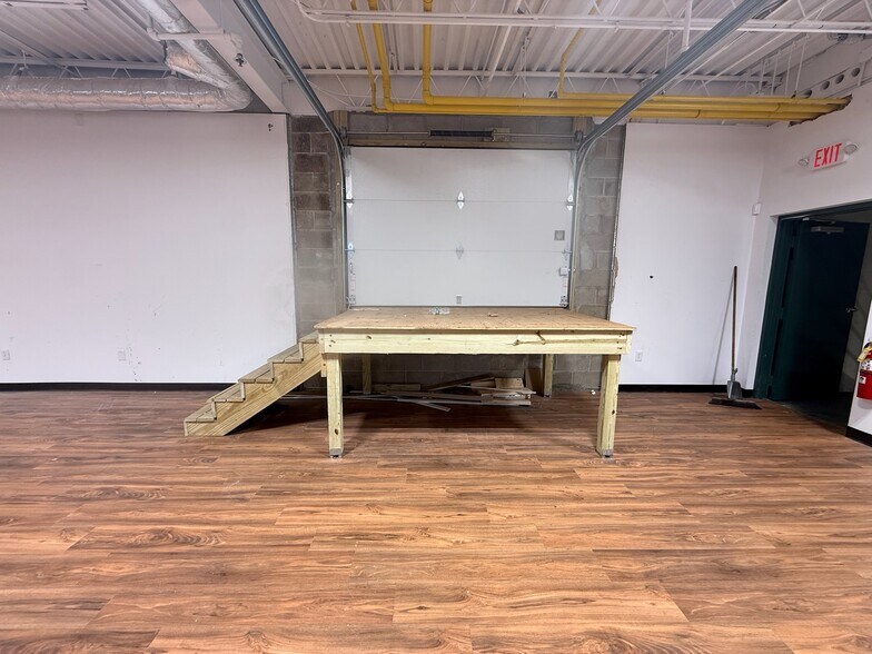 More Photos Of 356 S Broadway, Salem Unknown For Lease
