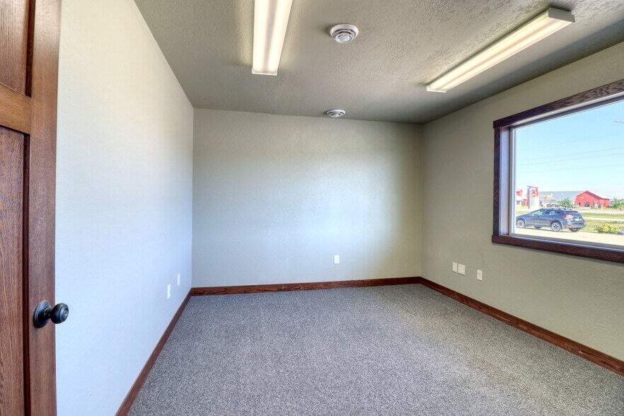 More Photos Of 5402 53rd Ave S, Fargo Auto Repair For Lease