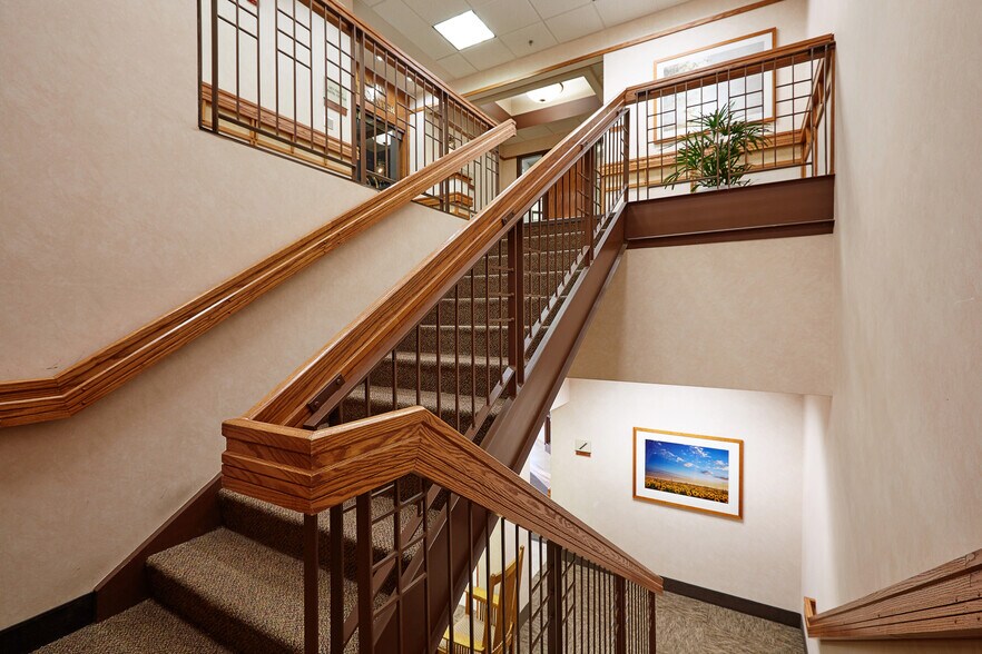 More Photos Of 1099 Helmo Ave N, Oakdale Medical For Lease