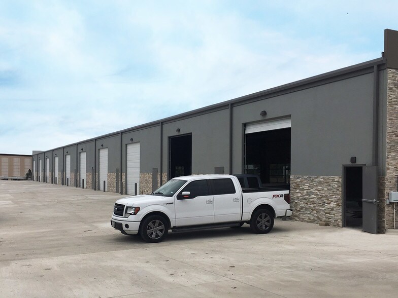 More Photos Of 1740 Universal City Blvd, Universal City Unknown For Lease