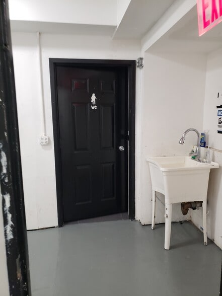 More Photos Of 21-38 44th Rd, Long Island City General Retail For Lease