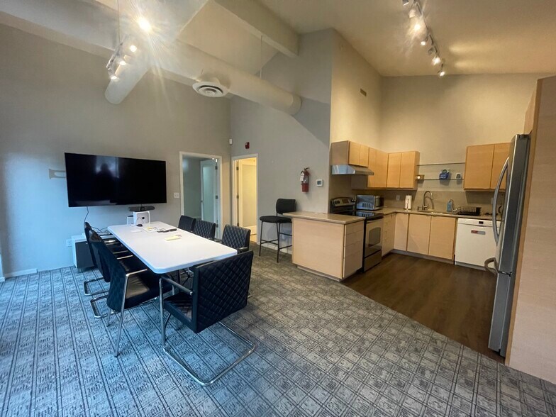 More Photos Of 720 8th Ave, Kirkland Flex For Sale