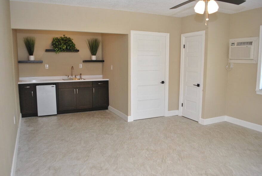 More Photos Of 5710 4th St N, Saint Petersburg Office Residential For Sale